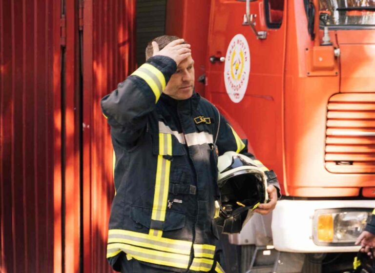 Pomagali čovjeku koji je padao u nesvijest od bolova zbog zaglavljenog prstena na ruci