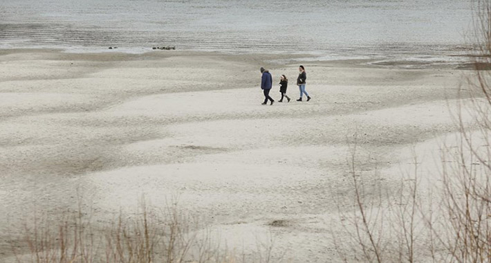 Nesvakidašnji prizor: Drava je toliko niska da ljudi šetaju po koritu