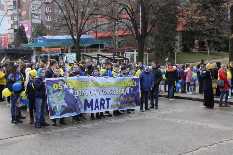 Zenički osnovci defileom gradskim ulicama obilježili Dan nezavisnosti BiH