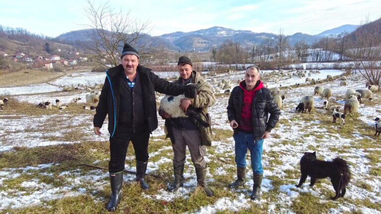 POZITIVNI LJUDI IZ ŽELJEZNOG POLJA: Zemlja im je krevet, a nebo pokrivač!