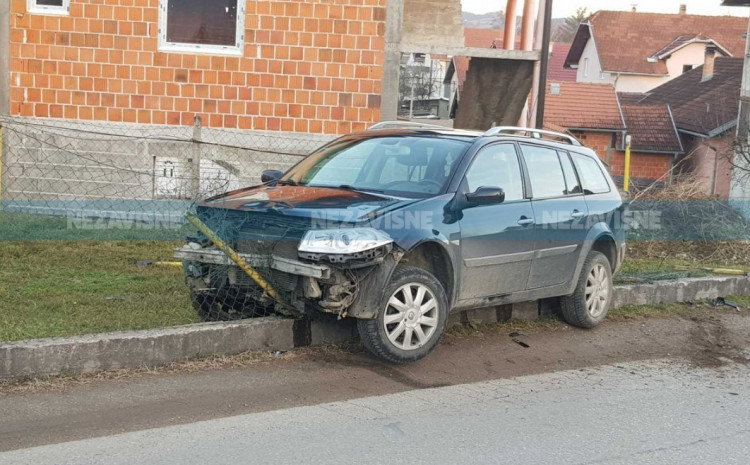 Udes u BiH: Probio ogradu, automobilom uletio u dvorište, a onda pobjegao