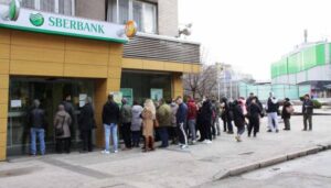 zenicani i danas u velikom redu cekaju ispred filijale sberbank l 45a0870c19bc92b4df8d3567399a77e7 621ca5a95bbd6