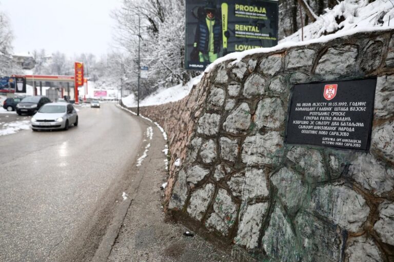 Na Vracama ponovo postavljena ploča ratnom zločincu Ratku Mladiću