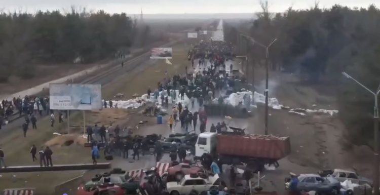 Rusi pred gradom u kojem je nuklearka, građani čuvaju ulaz u grad (VIDEO)