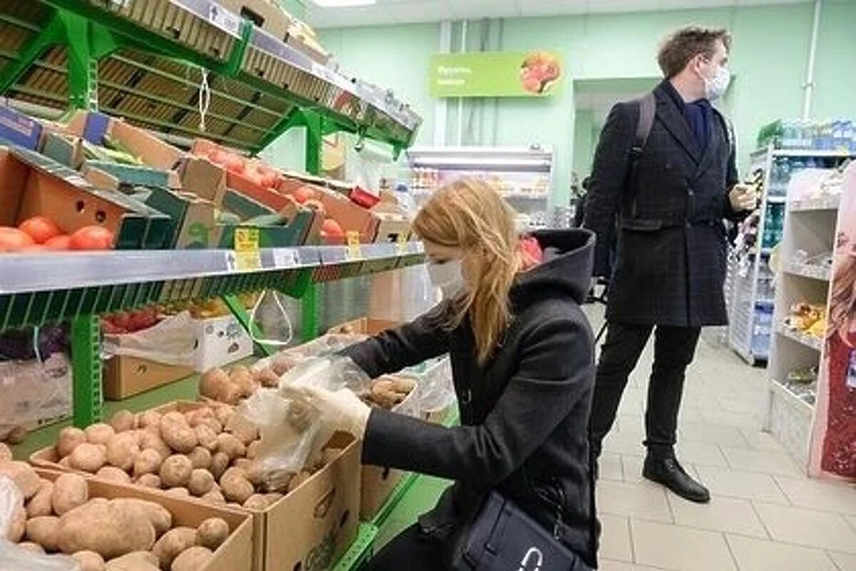 Супермаркет рубль. Овощи в магазине. Картошка дорожает. Цены на продукты. Реклама продуктового магазина.