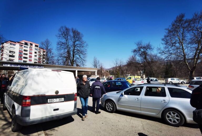 Umjesto dobrodošlice i darivanja prvorođene bebe, Delegaciju Grada Zenica ispred bolnice dočekali zabranjen ulaz, zatvorena kapija i policija!