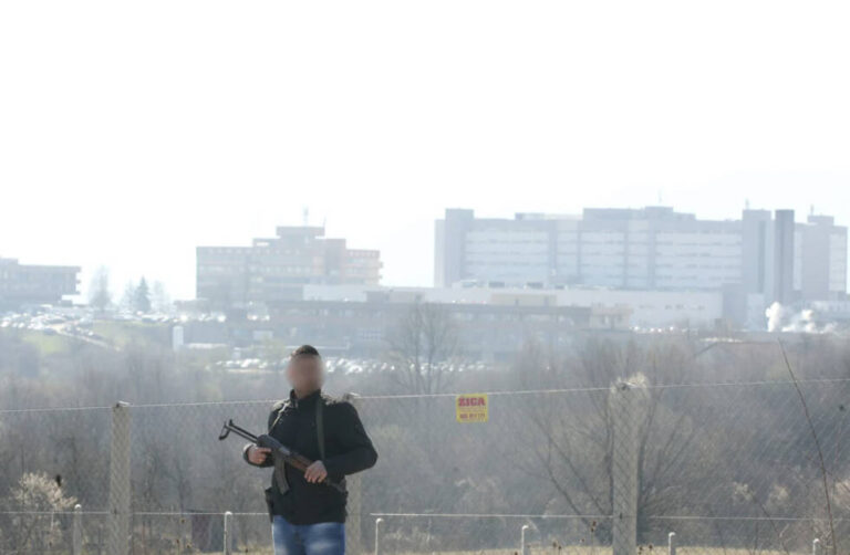 Načelnik policije upucan s leđa kada je krenuo na posao, opsadno stanje u gradu