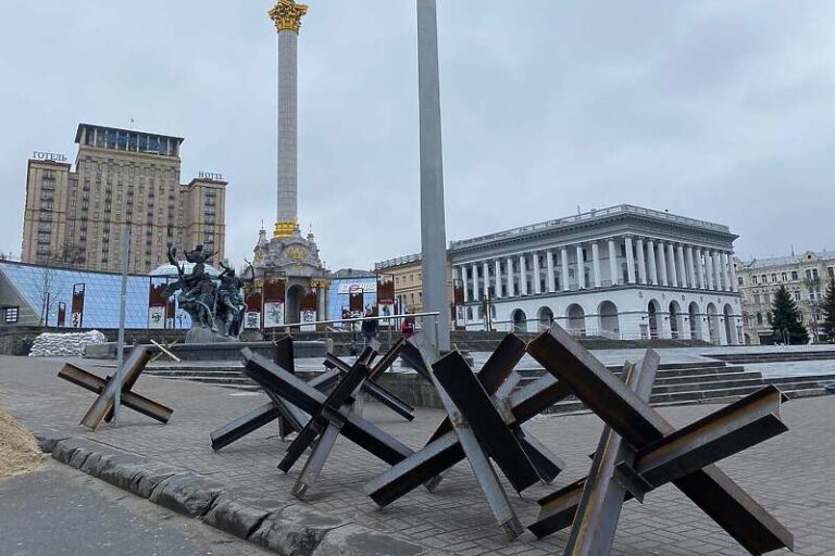 Barikade protiv tenkova postavljene i na centralnom trgu u Kijevu