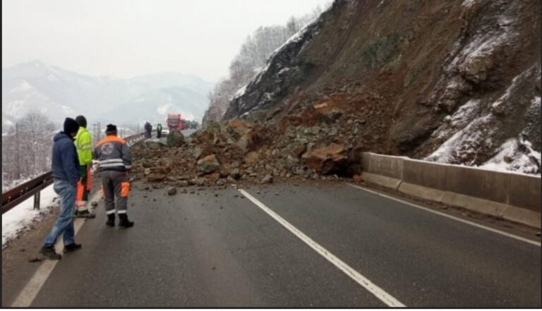 IZBJEGNUTA TRAGEDIJA: Veliki odron na M-17