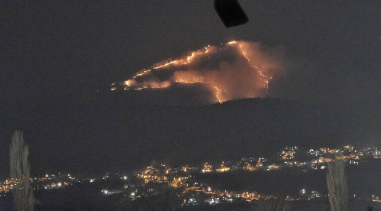 Požar na planini Lisac kod Zenice, vatrogasci bespomoćno gledaju u vatru 