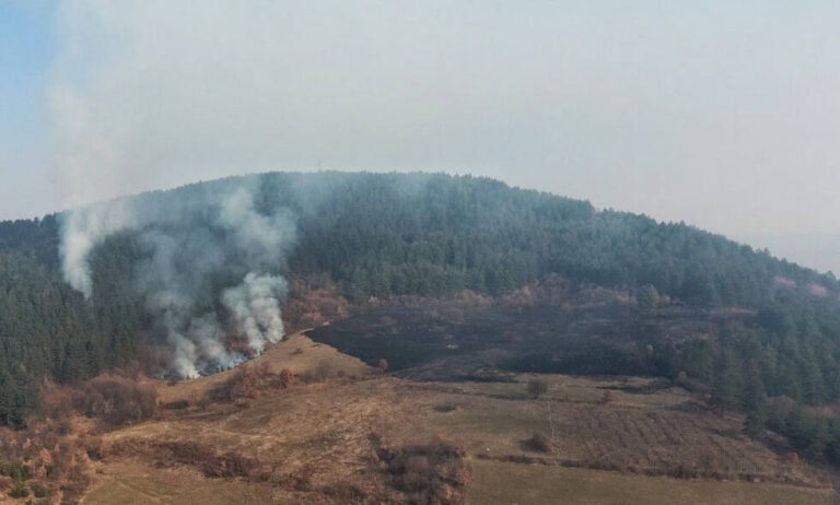 Zenica: Ugašen požar koji je prijetio kućama, ali aktiviran novi na drugoj strani Zmajevca