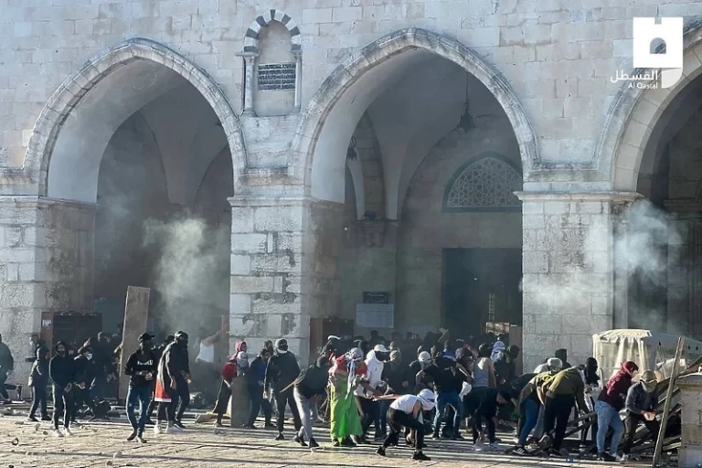 Sukobi unutar džamije Al-Aqsa, maskirane osobe zapalile vatromet