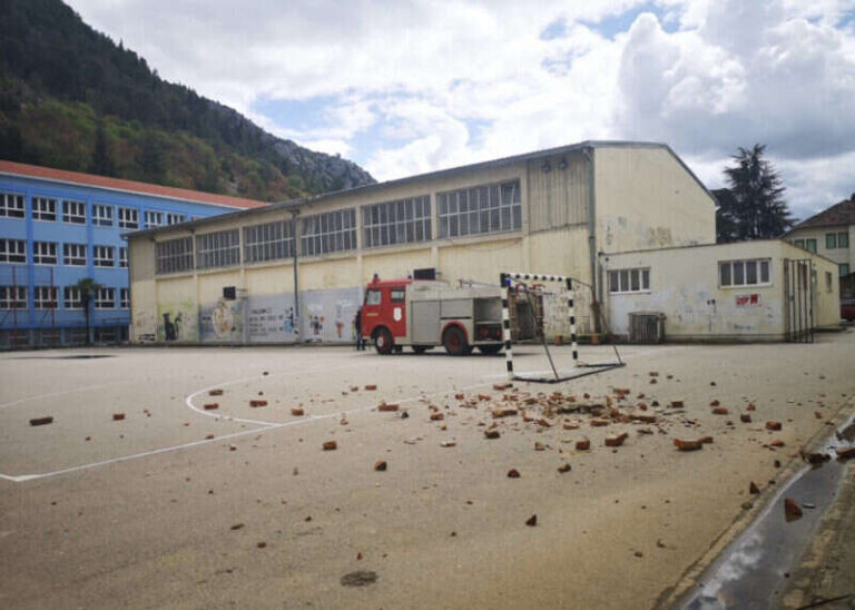 Zemljotres oštetio školu u Stocu: Srušio se dimnjak, cigle pale u školsko dvorište 