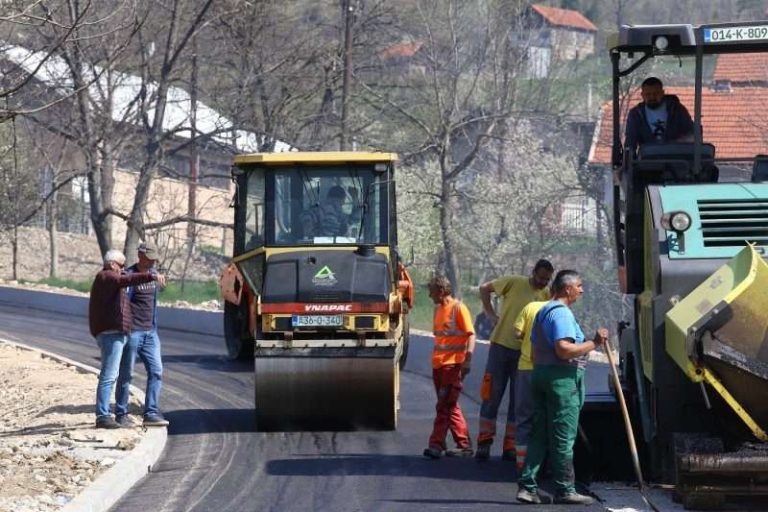 Završni radovi na izgradnji spoja lokalne ceste za Perin Han na raskrsnicu sa kružnim tokom na M17 i malim urbanim kružnim tokom 