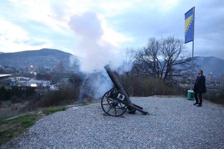 Kasumović pucnjem iz topa najavio dolazak mjeseca ramazana (FOTO/VIDEO)