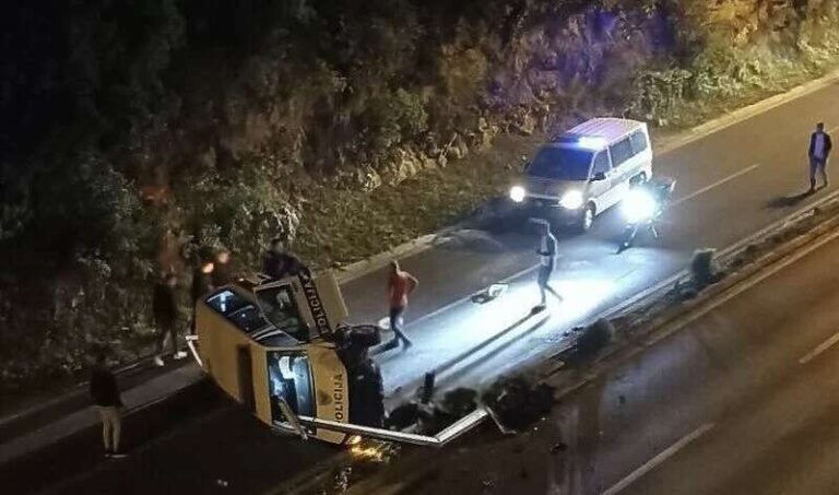 Prevrnuo se policijski kombi, građani priskočili u pomoć policajcima