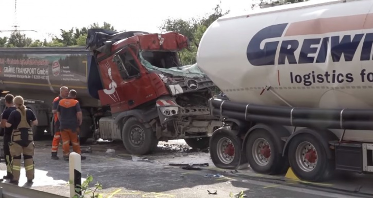 Težak sudar: 62-godišnji vozač kamiona se zabio u cisternu