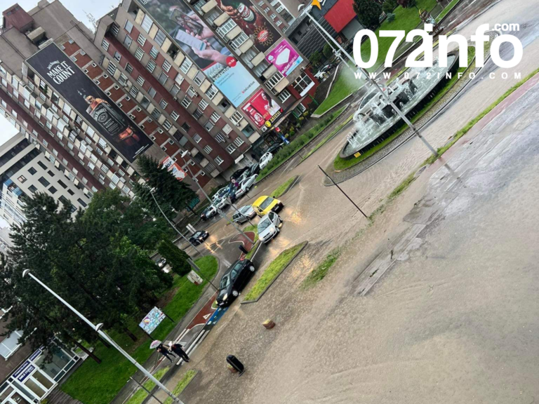 NEVRIJEME U ZENICI: Vjetar nosio krov balkona, kontejner, poplavljene saobraćajnice (VIDEO)