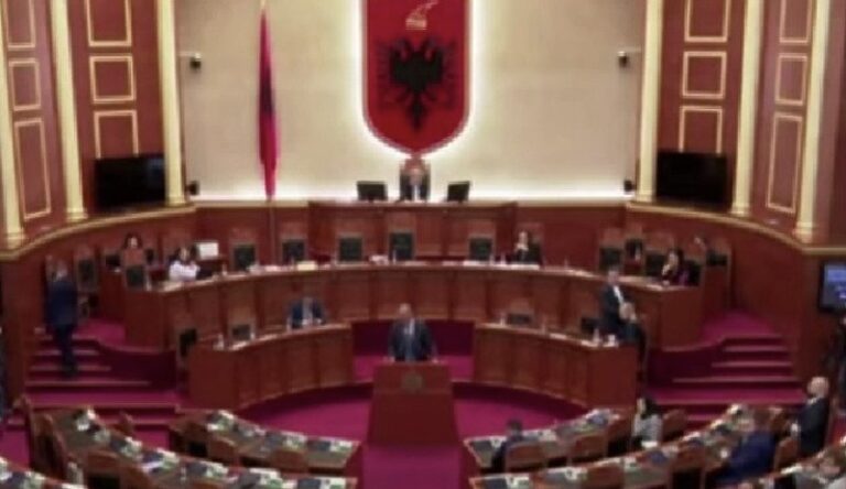 Albanski parlament glasao protiv usvajanja rezolucije o priznavanju genocida u Srebrenici