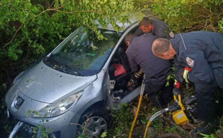 TEŠKA NESREĆA U BiH: Vatrogasci rezali lim i izvukli djevojku iz automobila