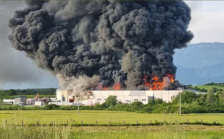 Gori fabrika stiropora u Bihaću: Crni oblak dima nadvio se iznad grada