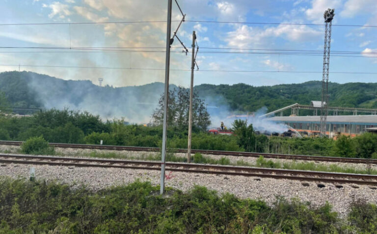 Drama u Maglaju: Požar u fabrici papira i celuloze Natron Hayat, gasi ga više vatrogasnih brigada, komunalci, građani… (VIDEO)