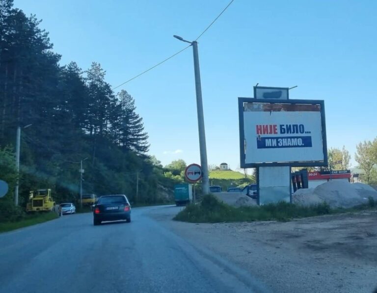 “Nije bilo… Mi znamo!”: U Rogatici mjesecima stoji sramni bilbord koji negira genocid u Srebrenici