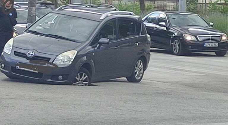 Auto upao u šaht u centru bh. grada