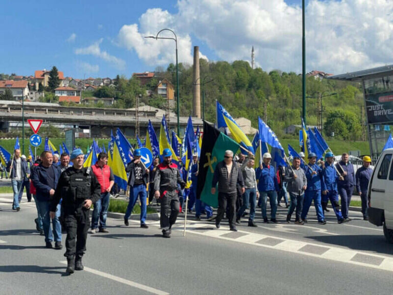 Komorati iz cijele Federacije stižu pred sjedište Elektroprivrede BiH: “Lopovi, lopovi!