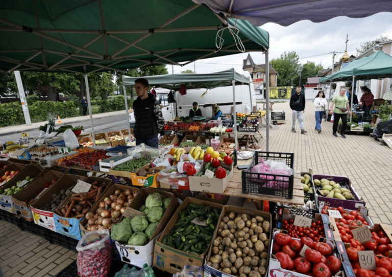 Život u Buči vraća se u normalno stanje: Otvorene pijace, kafići, supermarketi