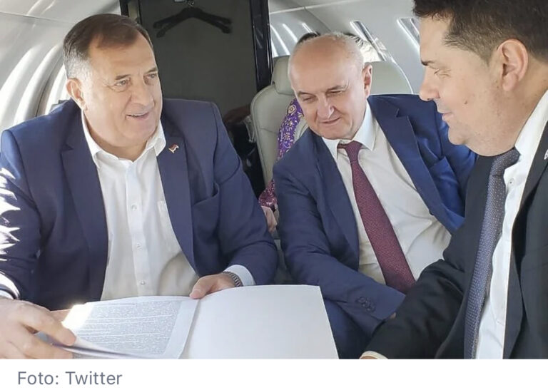 Milorad Dodik objavio fotografiju iz aviona kojim putuje za Brisel, opozicionari nisu s njim