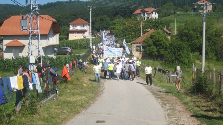 Broj prijavljenih za Marš mira raste iz sata u sat: Učesnici  stižu iz Švedske, Njemačke, arapskih zemalja, SAD-a…