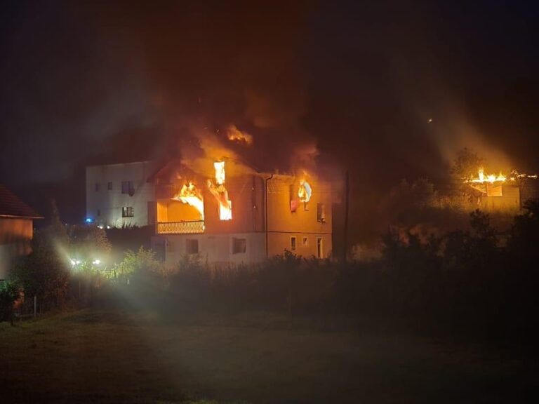 Drama u Bilješevu kod Kaknja: Gorjela napuštena kuća, vatra se proširila i na vikendicu 