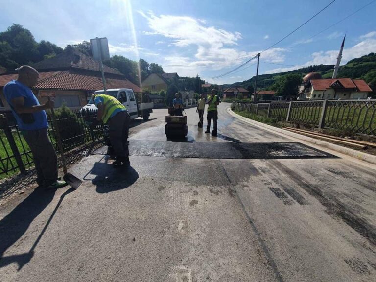 Ministar Isak se pohvalio sa dva ležeća policajca