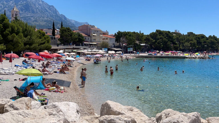 Ovo su cijene pića i hrane u Baškim Vodama, plaže krcate turistima iz BiH