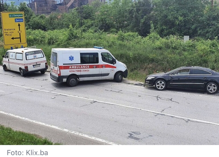 Ambulantno vozilo se sudarilo s dva auta kod uključenja na autoput kod Zenice