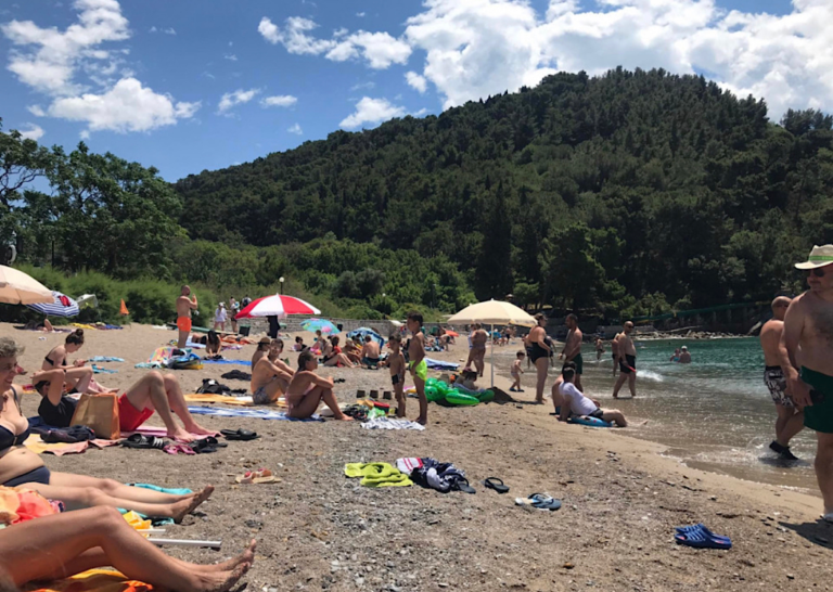 Gužve na crnogorskim plažama, a cijene kao u BiH: Kafa i sok po 3 KM (FOTO)