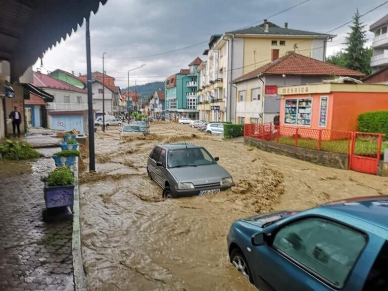 Alarmantno stanje u bh. gradu zbog poplava: Putevi i mostovi blokirani, ugroženo 100 objekata