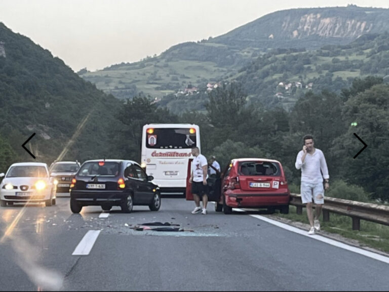 Sudar autobusa i automobila u Lašvi kod Zenice, saobraćaj se odvija jednom trakom