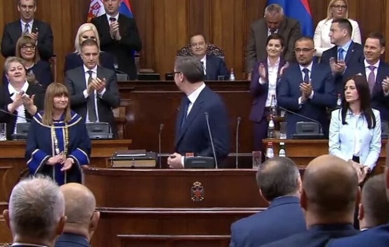 Hit na mrežama: Dačić sjedi sve dok ga Vučić ne pogleda