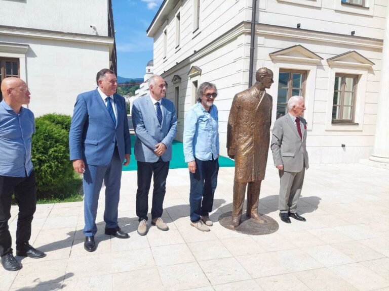 Milorad Dodik i Emir Kusturica otkrili spomenik Meši Selimoviću