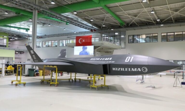 Prva fotografija obojenog bespilotnog borbenog aviona “Bayraktar Kizilelma”