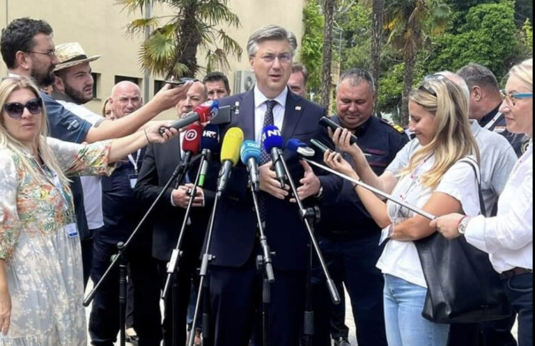 Plenković stao pred novinare, a onda su svi uočili prizor kraj njegovih nogu