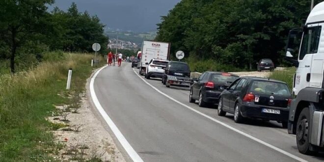 Stravična nesreća u BiH: Poginuo pješak, udario ga kamion 