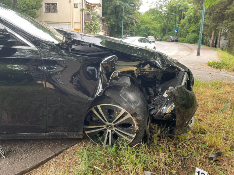 BiH: Luksuznim Mercedesom se zabio u drvo (VIDEO)