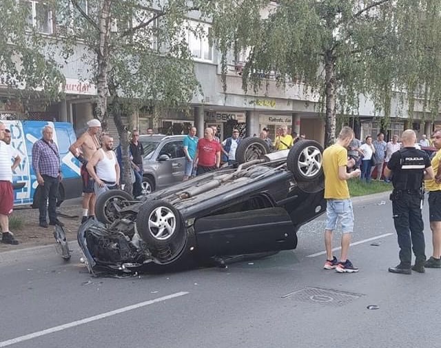 Stravična nesreća kod Autobuske stanice u Zenici, vozilo završilo na krovu