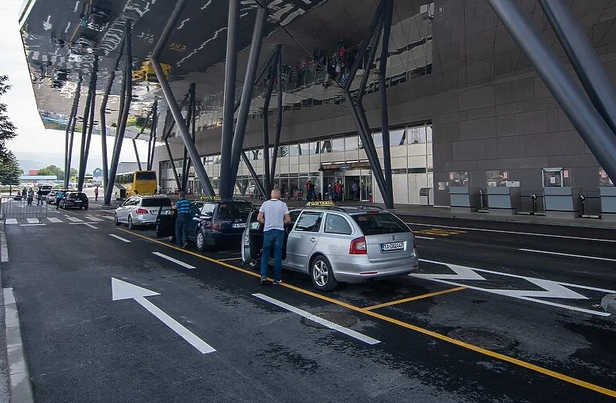 Od sutra na aerodromu Sarajevo nema besplatnog parkinga, ali se 3 minute možete zadržati ispred terminala