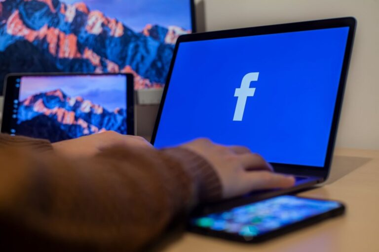 Facebook uklanja s profila politička i vjerska opredjeljenja