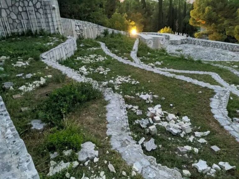 Vandali otišli korak dalje: Uništeno svih 700 ploča na Partizanskom groblju u Mostaru