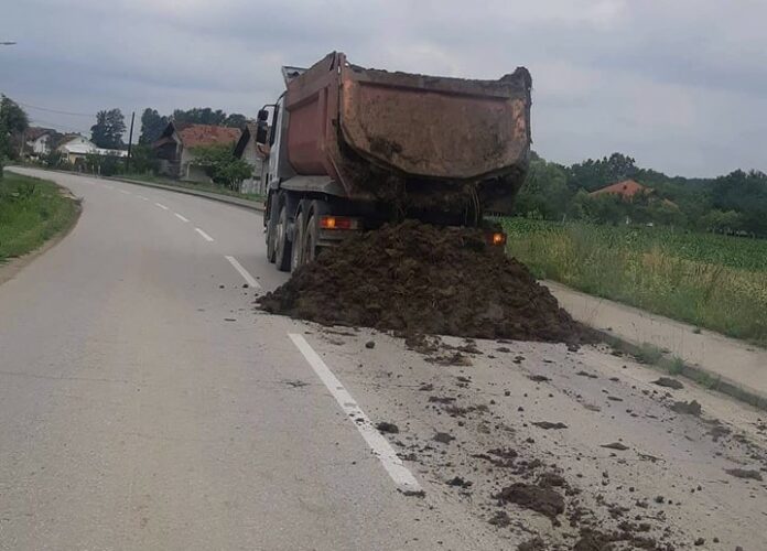 Stajsko đubrivo ispalo iz prikolice kamiona: Ima da iz asfalta rodi trešnja